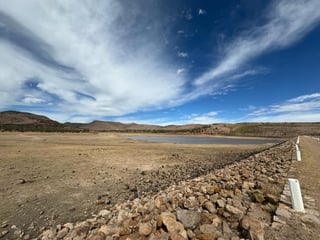 Se pudo comprobar que el agua que conserva la presa ya no alcanza siquiera el medidor cercano al vertedero de la presa.(JUAN MANUEL CÁRDENAS) 