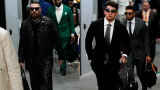 Los increíbles 'outfitss' de Travis Kelce y Patrick Mahomes en su llegada al Super Bowl