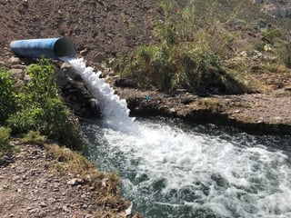 Desfogue del programa Agua Saludable para La Laguna debajo del puente negro en Torreón. (FERNANDO COMPEÁN / EL SIGLO DE TORREÓN