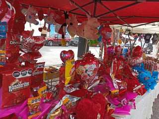 Puesto comercial con productos del Día de San Valentín. (CORTESÍA)