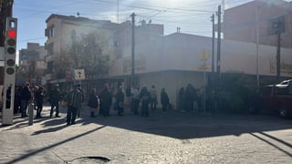 Beneficiarios de la Pensión del Bienestar en Torreón prefieren hacer largas filas antes que hacer uso del cajero. (EL SIGLO DE TORREÓN)