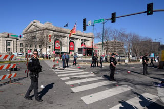 La policía acordona el área donde ocurrió el tiroteo en Kansas City durante la celebración del desfile por el Super Bowl. (AP)