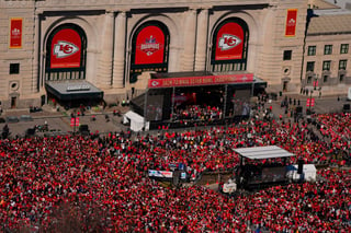 Los Kansas City Chiefs celebran al final del desfile de campeones en la Union Station, instantes previos de la lamentable balacera suscitada.