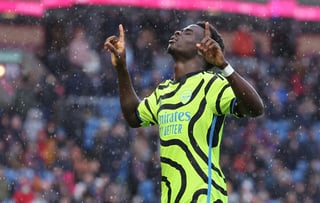 Bukayo Saka celebra durante el partido de Arsenal. (EFE)