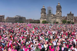 Manifestación. De nueva cuenta la 'marea rosa', integrada por miles de ciudadanos, se apropió del Zócalo de la Ciudad de México, esta vez 'en defensa de nuestra democracia'; Lorenzo Córdova, exconsejero presidente del INE fue el principal orador. (ARCHIVO)