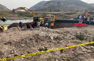 La Comisión Nacional del Agua (Conagua) lamentó el accidente ocurrido el día de hoy a la altura del puente El Huarache, en Lerdo, Durango, donde perdió la vida un trabajador de la empresa contratista que quedó atrapado por la volcadura de una máquina retroexcavadora.