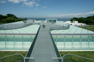 Imagen del Museo Yokosuka de Arte del arquitecto japonés Riken Yamamoto, gran defensor de los lazos comunitarios en el urbanismo.  (EFE)