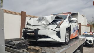 Unidad de Tránsito y Vialidad choca contra una camioneta en la antigua carretera Torreón - San Pedro
