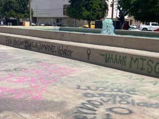 Trabajadores de Obras Públicas realizaban ayer labores de limpieza en las fuentes de la Plaza Mayor.