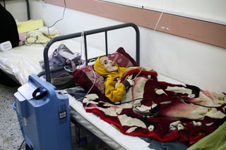 Yazan al-Kafarna, un niño palestino de 10 años de edad, que nació con parálisis cerebral, murió en un hospital de Rafah por falta de alimento. Sus padres declararon que desde que huyeron de su hogar en el norte de la Franja se les dificultó conseguir comida para el pequeño. (AP)