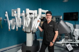 El médico especialista Raúl Domínguez fue el primero en La Laguna en realizar una cirugía robótica en el Hospital Ángeles Torreón.
