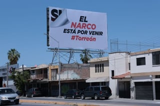 El espectacular con el mensaje 'El Narco está por venir' fue colocado en el bulevar Revolución.