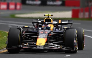 Max Verstappen, líder del Mundial de Fórmula Uno, saldrá primero este domingo en el Gran Premio de Australia, mientras el piloto mexicano Checo Pérez logró colocarse en el arranque desde la tercera posición. (EFE)