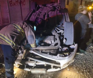 Un conductor impactó su vehículo contra una camioneta estacionada a la altura de la colonia Carlos Herrera de Gómez Palacio y al darse a la fuga sufrió una volcadura cuadras adelante. (EL SIGLO DE TORREÓN)