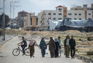 Palestinos caminan entre los escombros de Khan Yunis en el centro de la Franja luego de la ofensiva israelí. (EFE)