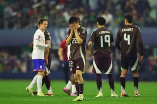 El seleccionado mexicano se lamentan al perder ante Estados Unidos este domingo, en el partido de la final de La Liga de Naciones de la Concacaf en el estadio AT&T, en Arlington. (EFE)
