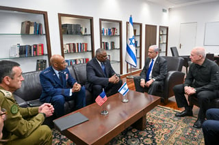 Lloyd Austin el jefe del Pentágono en reunión con el primer ministro Benjamín Netanyahu y el ministro israelí de Defensa Yoav Gallant. (ARCHIVO)