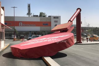 Fuertes vientos derriban anuncio en Torreón (FERNANDO COMPEÁN)