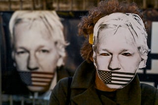 Manifestante con una máscara en apoyo a Julian Assange. (EFE)