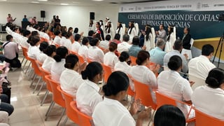 Se imponen cofias y se les entregaron filipinas a los alumnos de la Escuela de Enfermería del DIF Torreón.