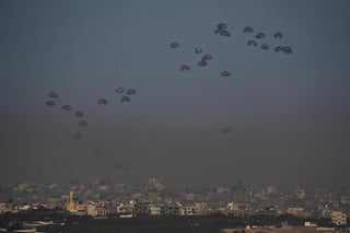 Ayuda humanitaria es lanzada desde el aire a la Franja de Gaza. (AP)