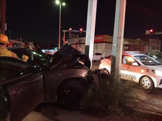 Automóvil termina destrozado tras chocar contra un poste en Torreón