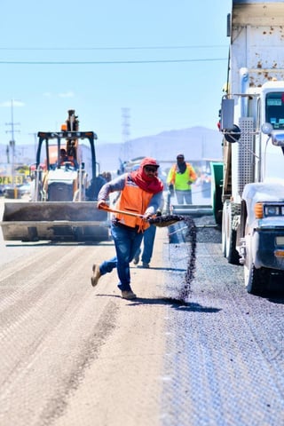 El alcalde Román Cepeda supervisó las obras de pavimentación en la carretera a Mieleras.