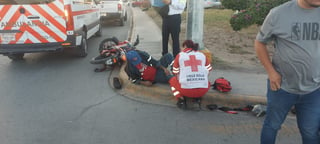 Motociclista termina lesionado tras chocar en la parte baja del puente Centenario de Gómez Palacio