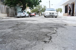 La calle presenta muy malas condiciones, grietas, baches, desprendimiento y ausencia de asfalto.