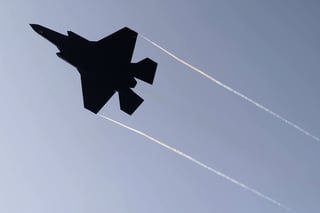 Avión de combate F35 israelí patrulla los cielos tras el ataque de Irán. (EFE)