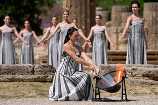 Actrices participan en la ceremonia oficial de encendido de la llama para los Juegos Olímpicos de París, en la Antigua Olimpia el martes.