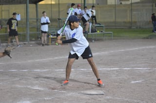 Se pusieron en marcha los playoffs dentro de la primera temporada en la Liga de Softbol de Bola Lenta, organizada por el Club San Isidro. (CORTESÍA)