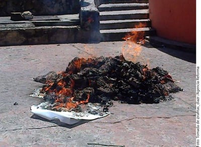Espera. Tensión y violencia se vivieron ayer en las elecciones de Chiapas, donde quemaron varias urnas y material.