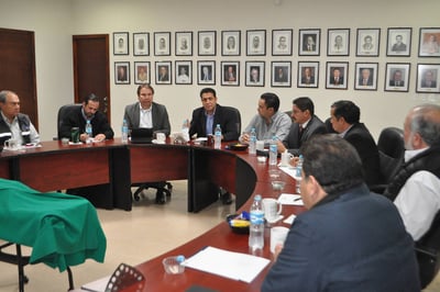 Reunión. Funcionarios de alumbrado público de Torreón desairaron ayer a las cámaras que integran el GEL. (FABIOLA P. CANEDO)