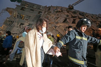 Terremoto. Más de 200 personas fueron rescatadas ayer por socorristas en Taiwán. (AP)