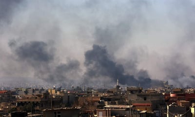 Decenas de yihadistas resultaron heridos en el bombardeo y el edificio resultó totalmente destruido, así como varios vehículos militares del EI