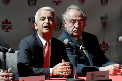 Sunil Gulati (d), presidente de la Federación de Futbol de Estados Unidos y su homólogo en México, Decio de María. Norteamérica pedirá ser la única candidatura