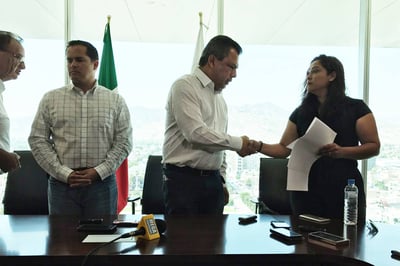 Legalmente. El alcalde Jorge Luis Morán entregó dos cheques  por pago del seguro de vida  del bombero Gustavo Muñoz. (EL SIGLO DE TORREÓN)