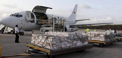 Apoyo. Aviones extranjeros llegaron ayer con personal y suministros médicos. (ESPECIAL)