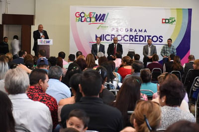Programa. Inició la entrega del programa de Microcréditos, ayer en el salón Benito Juárez de la presidencia. (EL SIGLO DE TORREÓN)