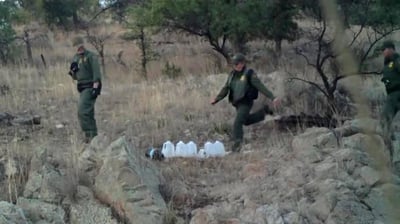 En video. Agentes derraman botellas con agua que organizaciones dejan en zonas desérticas para ayudar a los migrantes. (ESPECIAL)
