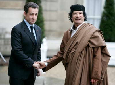 Causa.  Hay sospechas de que Nicolás Sarkozy (Izq.) recibió dinero del derrocado líder libio Muamar Gadafi (Der.) en la financiación de su campaña electoral presidencial de 2007. (AP)