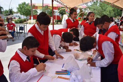 Actividad. Se conmemoró el Día del Libro y en la plaza de Matamoros se realizó un 'maratón' de lectura y los niños participaron. (EL SIGLO DE TORREÓN/MARY VÁZQUEZ)