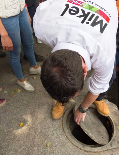 Mikel Arriola, candidato a gobernar la Ciudad de México por el Partido Revolucionario Institucional (PRI) fue captado en un video al caer en una coladera. (TWITTER)
