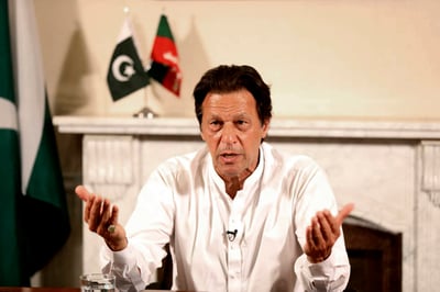 Se adelanta. El anuncio de Khan se produce antes de que Comisión Electoral divulgue resultados. (AP)