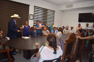 Espera. Las personas decidieron esperar en sala de Cabildo al alcalde para volver a solicitarle que se agilizara la entrega de apoyos. (EL SIGLO DE TORREÓN)