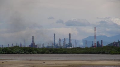 A la baja. Las seis refinerías con que cuenta la petrolera mexicana operaron a 39% de su capacidad. (EFE)