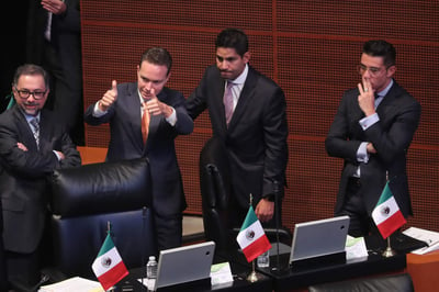 El Senado de México aprobó hoy en segunda votación la licencia de Manuel Velasco para regresar al gobierno del suroriental estado Chiapas, del que se separó para asumir su escaño en la Cámara Alta. (EL UNIVERSAL)