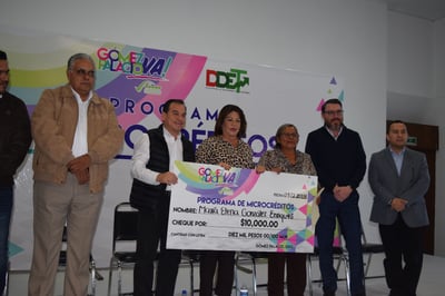 Entrega. La alcaldesa, Leticia Herrera entregó cheques de los microcréditos. (EL SIGLO DE TORREÓN)