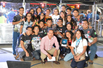 A pesar de no haber ganado su pase al mundial, los integrantes de 'Eolotics' del estado de Oaxaca fueron reconocidos con el premio Entrepreneurship Award del FIRST Laguna Regional. (ROBERTO ITURRIAGA)